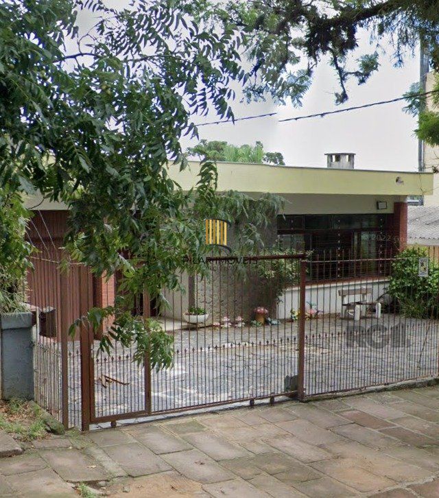 Casa com 243m2 de área privativa, com amplo pátio de 11 x 44, próxima a Av. Teresópolis
