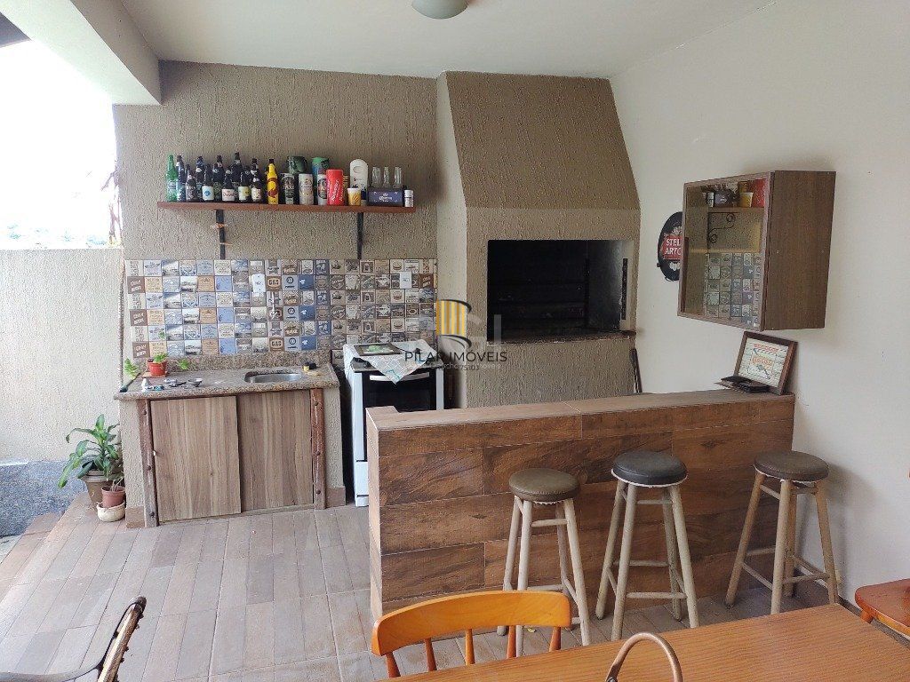 Excelente casa com 03 suíte, espaço gourmet com churrasqueira, living com lareira, pátio com piscina e garagem para 02 carros no bairro Espírito Santo