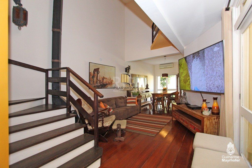 Casa para Venda - 240m², 5 dormitórios, sendo 1 suites, 3 vagas - Menino Deus