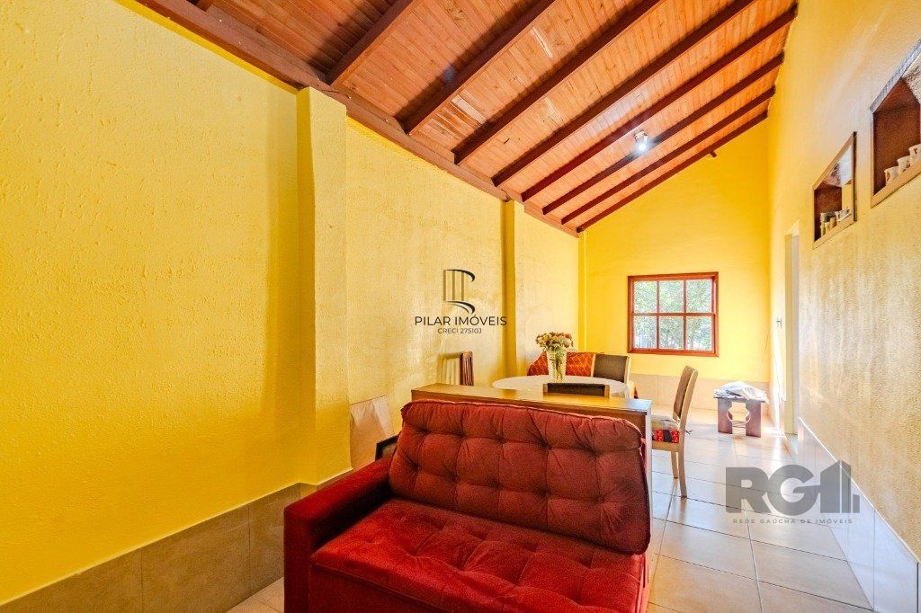 Casa de 2 dormitórios, no bairro  Hípica