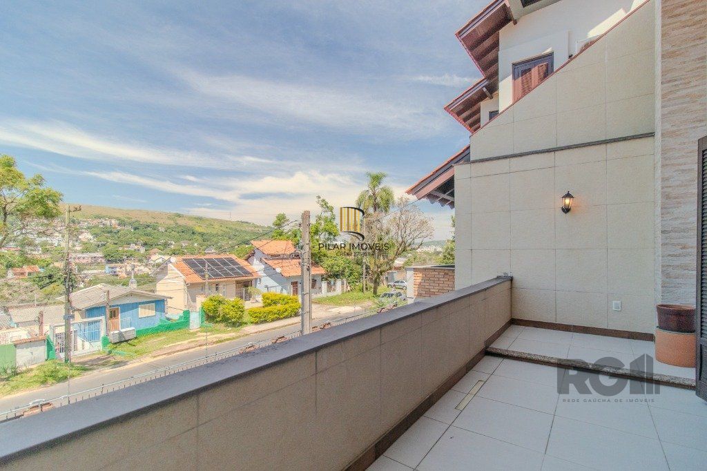 Linda casa de 04 dormitórios com vista livre no Bairro Teresópolis
