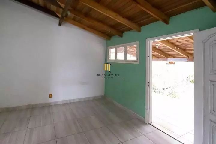 VENDE – AMPLA CASA RESIDENCIAL COM PISCINA E 5 VAGAS