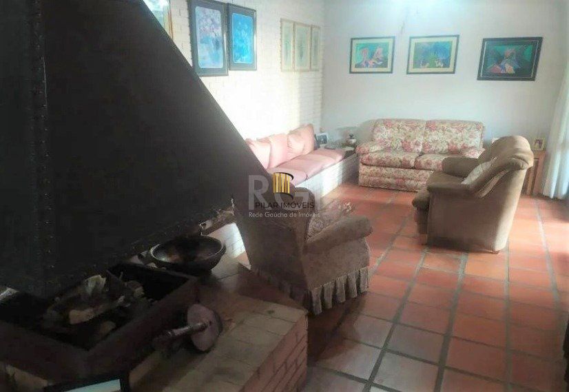 Casa com 03 dormitórios, churrasqueira, pátio com piscina e 5 vagas de garagem no bairro Menino Deus