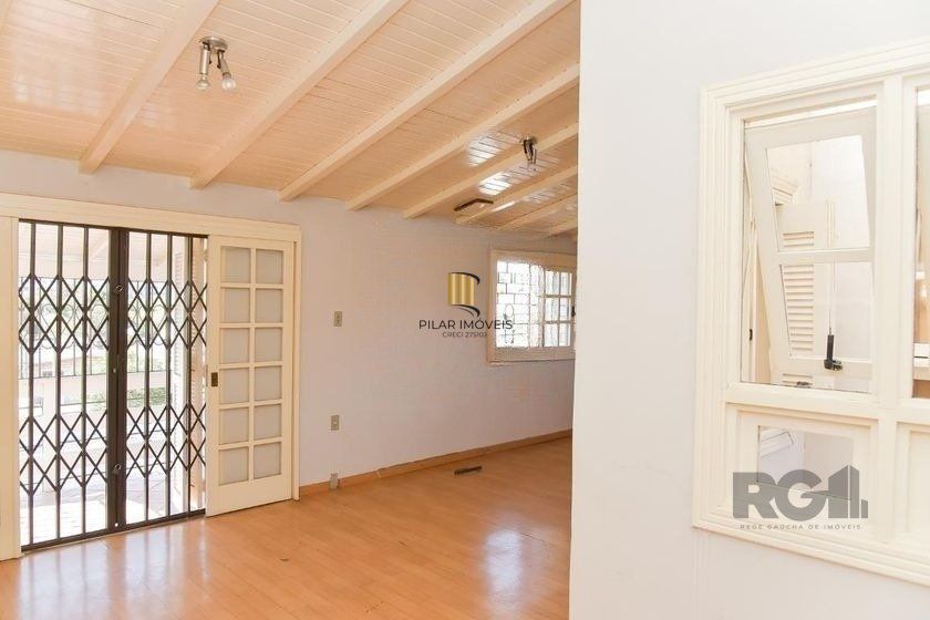 Casa de 197m² - 5 dormitórios, 3 vagas no bairro Rubem Berta