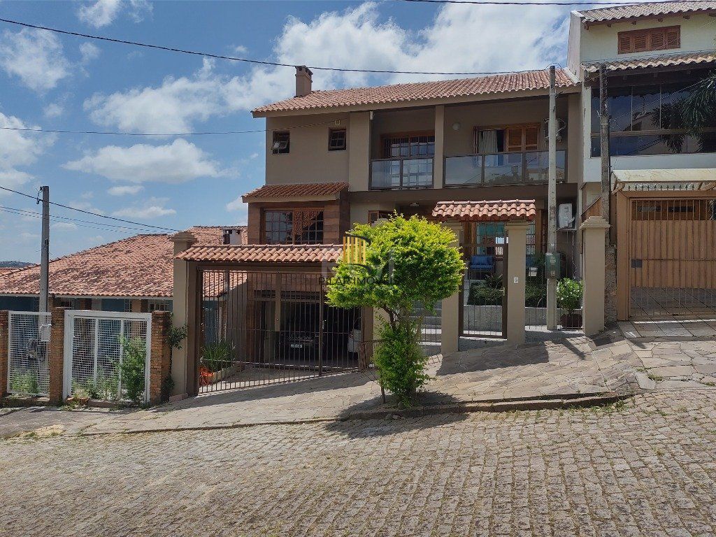 Excelente casa com 03 suíte, espaço gourmet com churrasqueira, living com lareira, pátio com piscina e garagem para 02 carros no bairro Espírito Santo