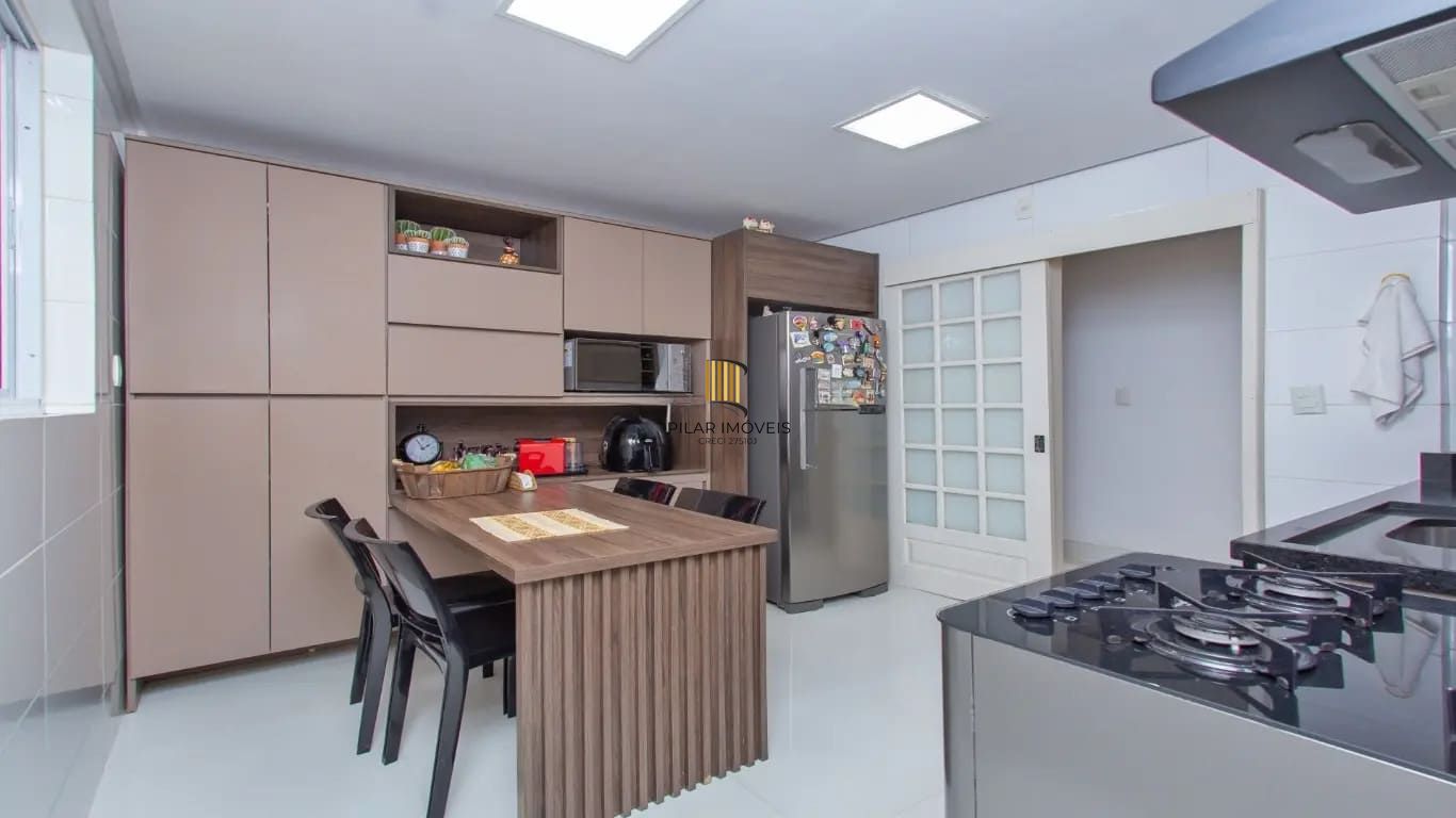 Apartamento com 3 dormitórios e 99m² à venda em Petrópolis.