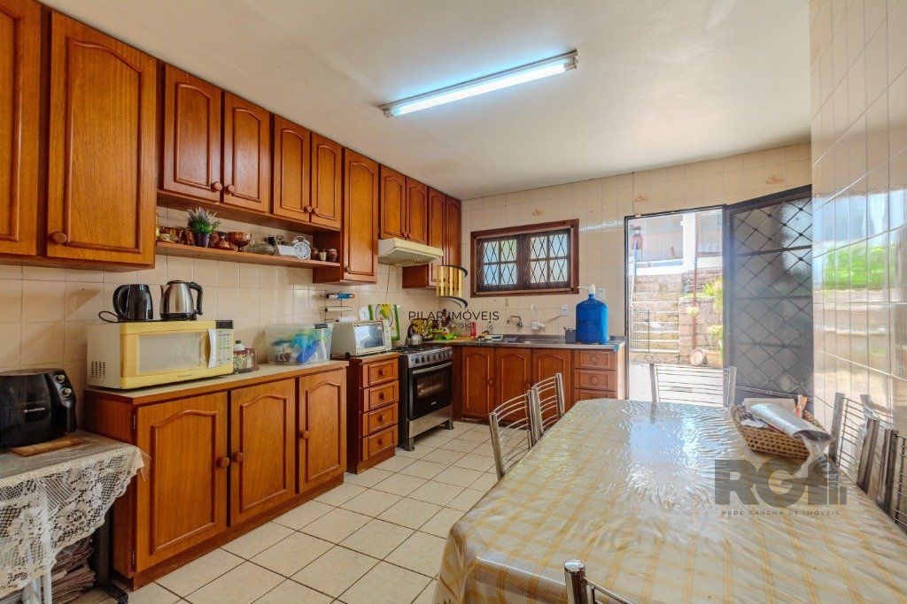 Casa 253m², 3 suítes, pátio, churrasqueira e vaga de garagem para 4 carros no bairro Nonoai