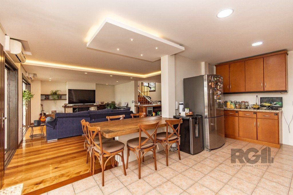 Casa de 484m², 4 dormitórios, 8 vagas no bairro Chácara das Pedras!