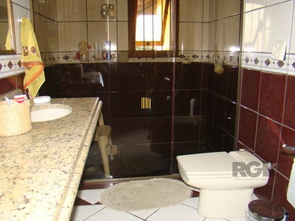 Casa de 370m² - 4 dormitórios, 2 suítes e 4 vagas de garagem no bairro Espírito Santo
