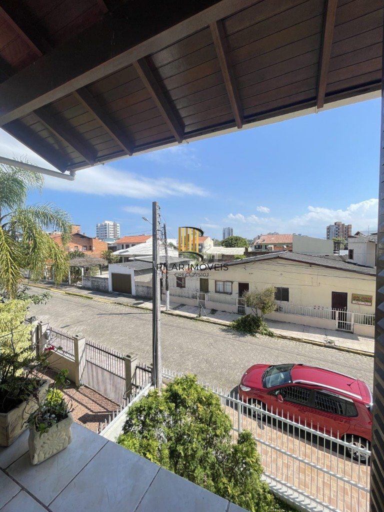 Casa para Venda - 240m², 4 dormitórios, sendo 2 suites, 3 vagas - Centro