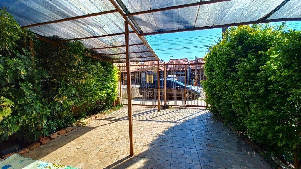 Casa de 2 dormitórios localizada no bairro Hípica