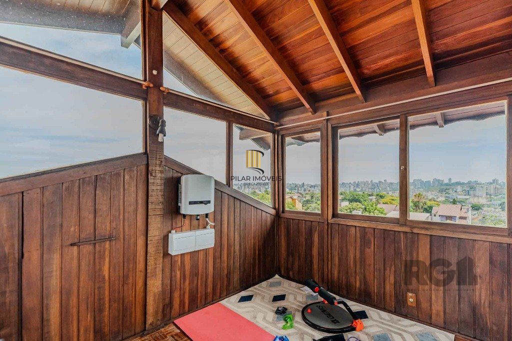 Casa com 234m², 3 dormitórios, 3 vagas no bairro Partenon