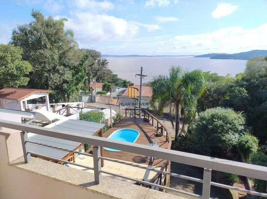 Casa de 307m² - 3 dormitórios, piscina, 4 vagas no bairro Espírito Santo