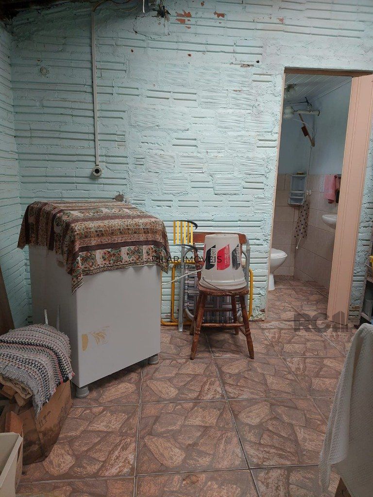 Casa 3 dormitórios,  1 vaga de garagem ampla e coberta.  Possui edícula com 3 peças. Espaço com churrasqueira e dispensa. Área total de  484m².