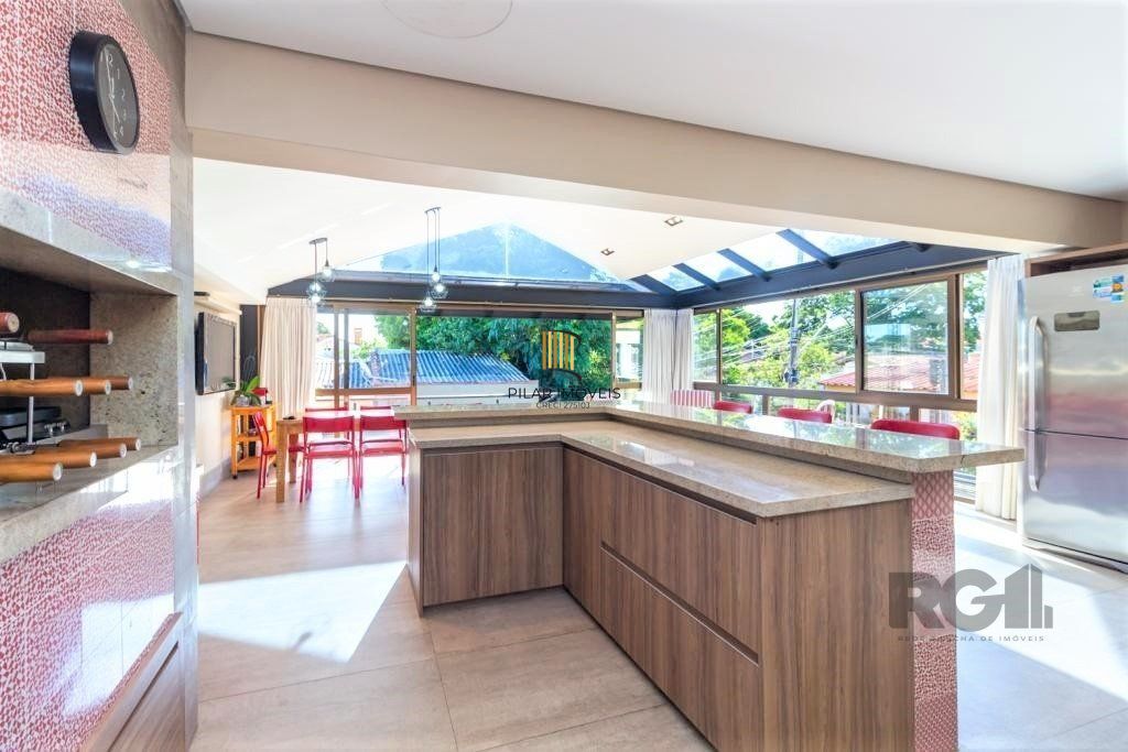 Casa de 380m², bairro Guarujá
