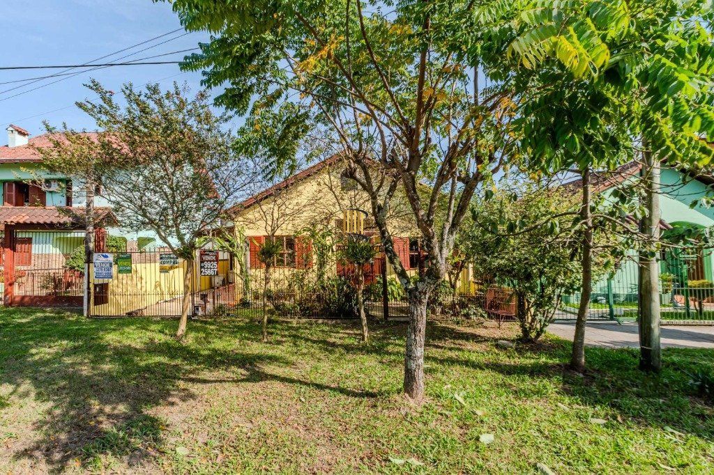 Casa de 2 dormitórios, no bairro  Hípica