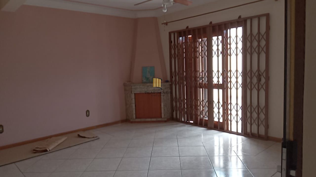 Casa 03 dormitórios, com páteo