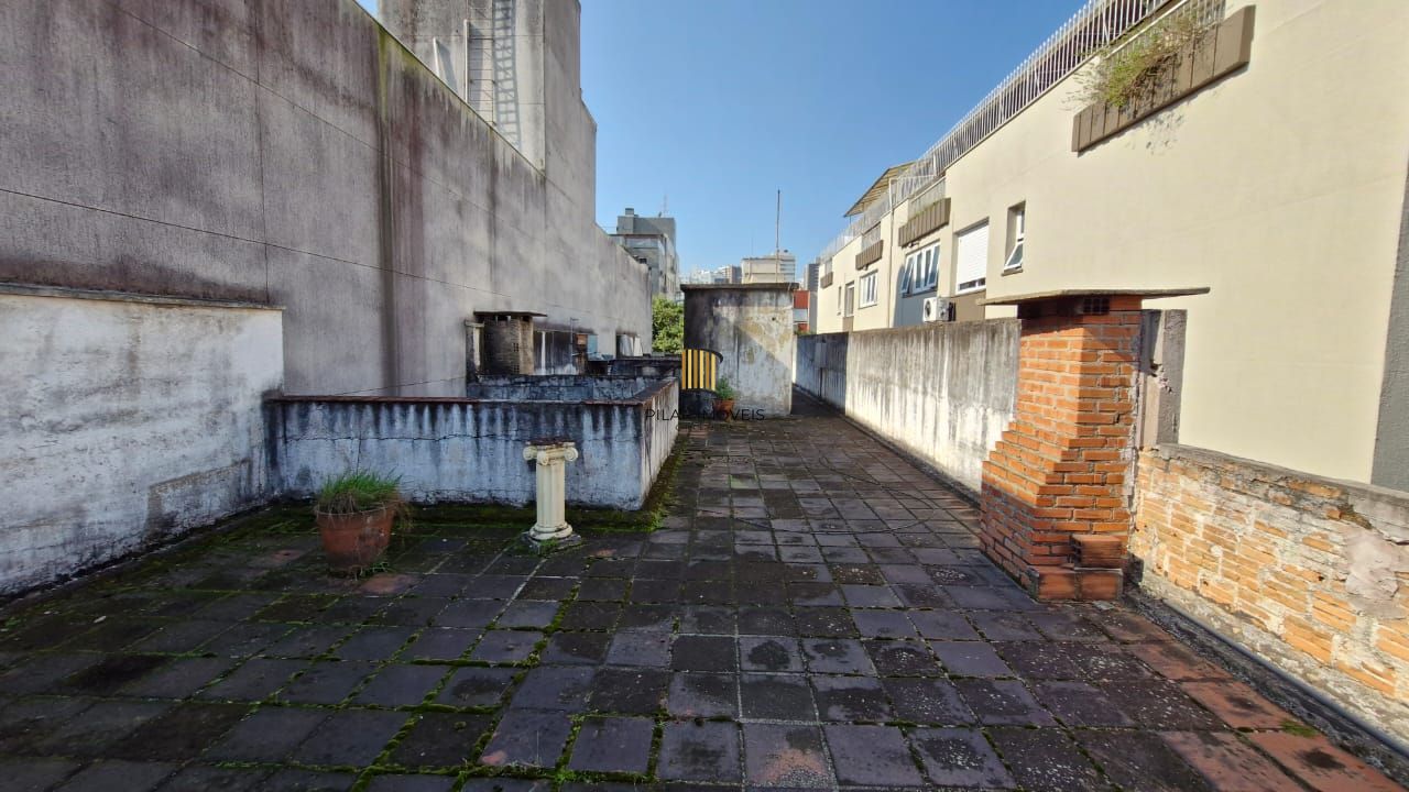 Apartamento com 2 dormitórios e garden na Rua Ijuí, pronto para reformar