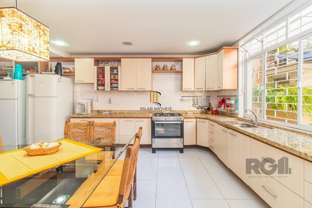 Casa com 4 dormitórios, 3 vagas no bairro Santo Antônio