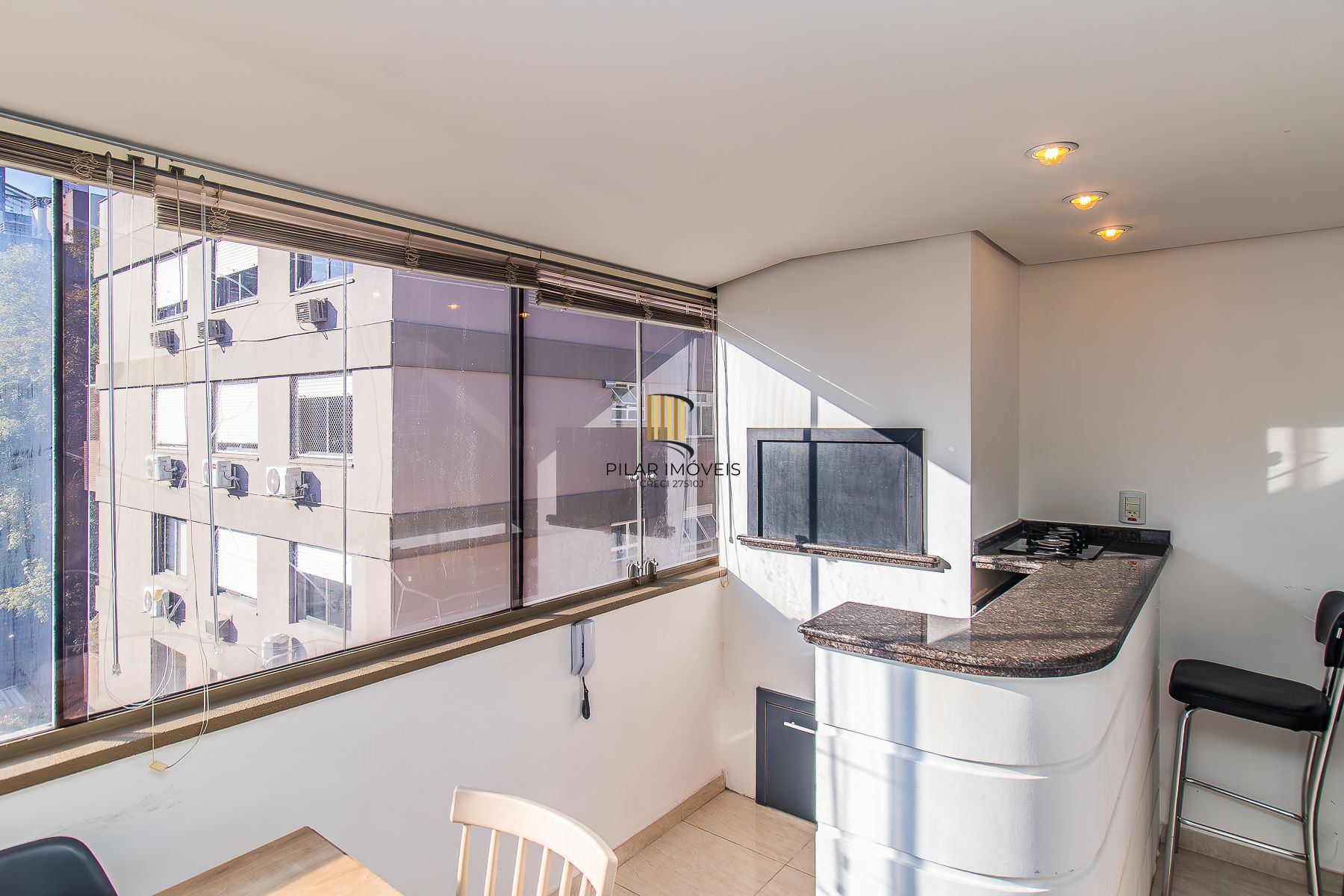 Amplo apartamento duplex com 2 dormitórios e 1 vaga de garagem.