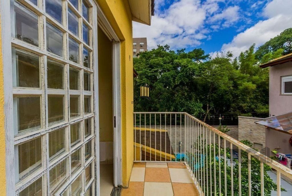 São duas casas no mesmo pátio, com 308,22m² de área construída. Próxima a Av. Teresópolis.