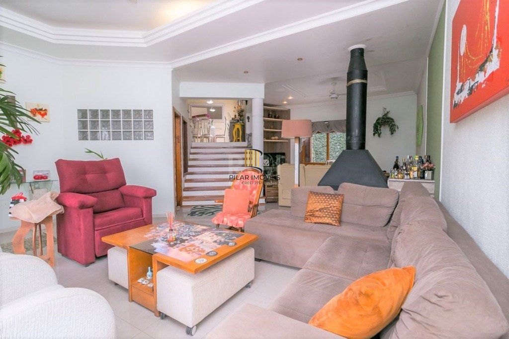 Casa para Venda - 279m², 3 dormitórios, sendo 1 suites, 4 vagas - Teresópolis