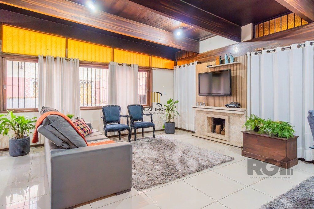 Casa 4 dormitórios no bairro Nonoai