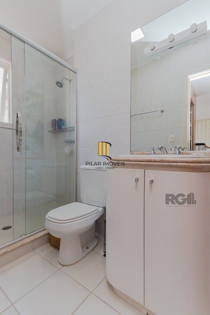 Excelente casa em condomínio de 249m² com 03 dormitórios e 4 vagas.
