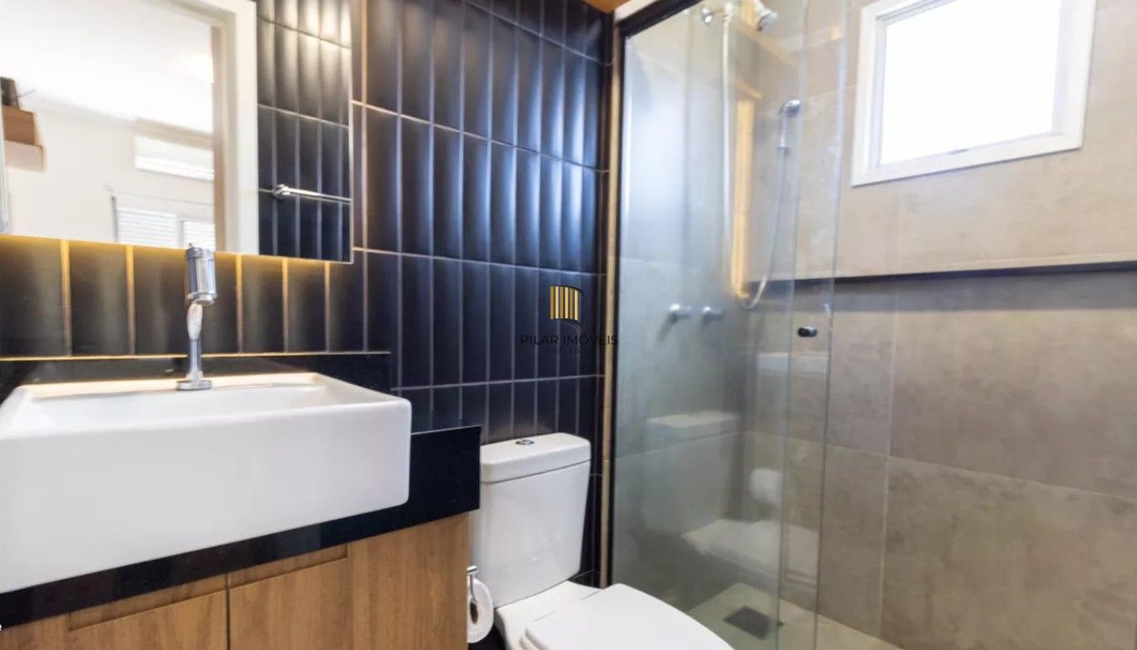 Apartamento de 2 dormitórios com 1 vaga de garagem escriturada, na Rua Dom Vital, Bairro Glória.