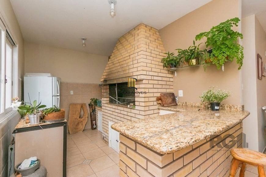 Casa de 380m² - 4 dormitórios, 2 suítes, 4 vagas no bairro Bom Jesus