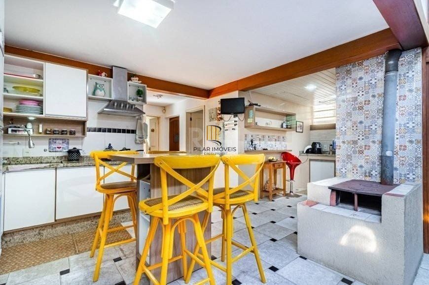 Excelente casa de 264m² com 4 dormitórios no bairro Menino Deus