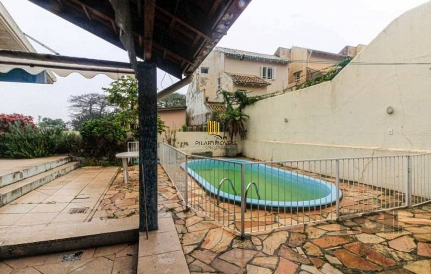 Excelente casa de 147m² com 3 dormitórios, 4 vagas e 1 piscina.