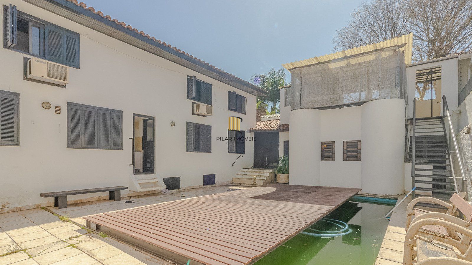 Excelente casa de 308 m² com 4 suítes e 4 vagas de garagem.