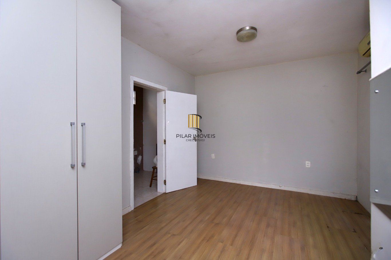 Casa com Edícula nos fundos, total de 5 dormitórios no Bairro gloria.
