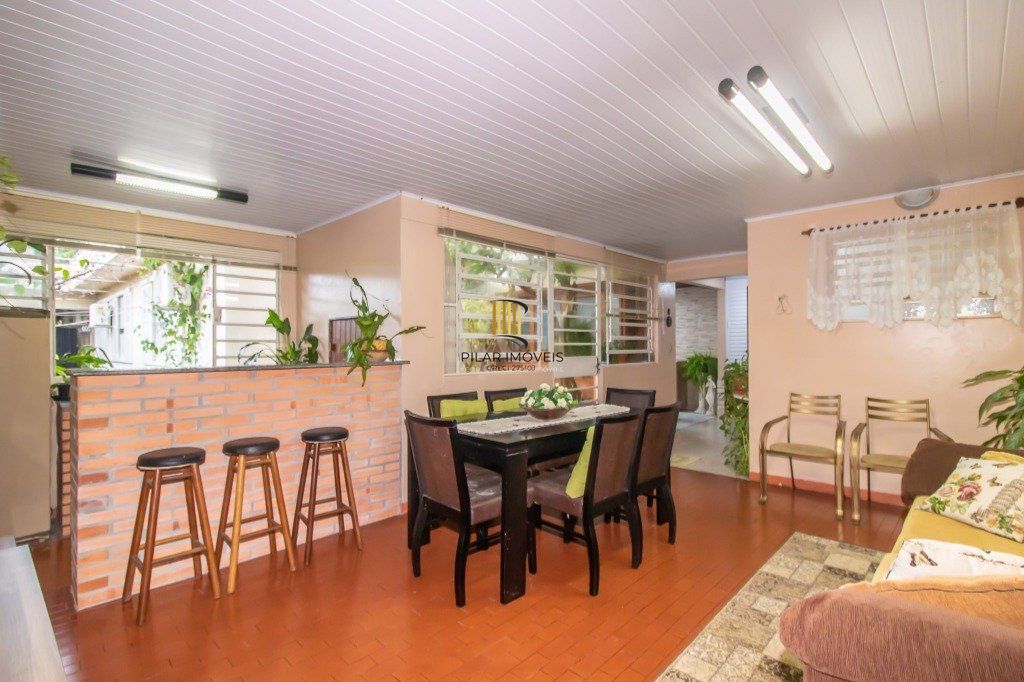 Casa de 289m² - 3 dormitórios, 1 suíte, 4 salas, churrasqueira, pátio e 4 vagas de garagem no bairro Partenon