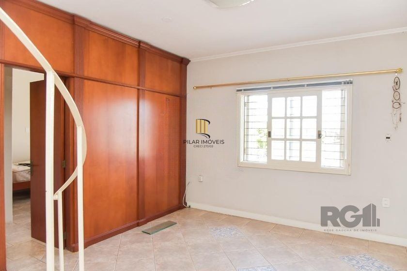 Casa de 197m² - 5 dormitórios, 3 vagas no bairro Rubem Berta