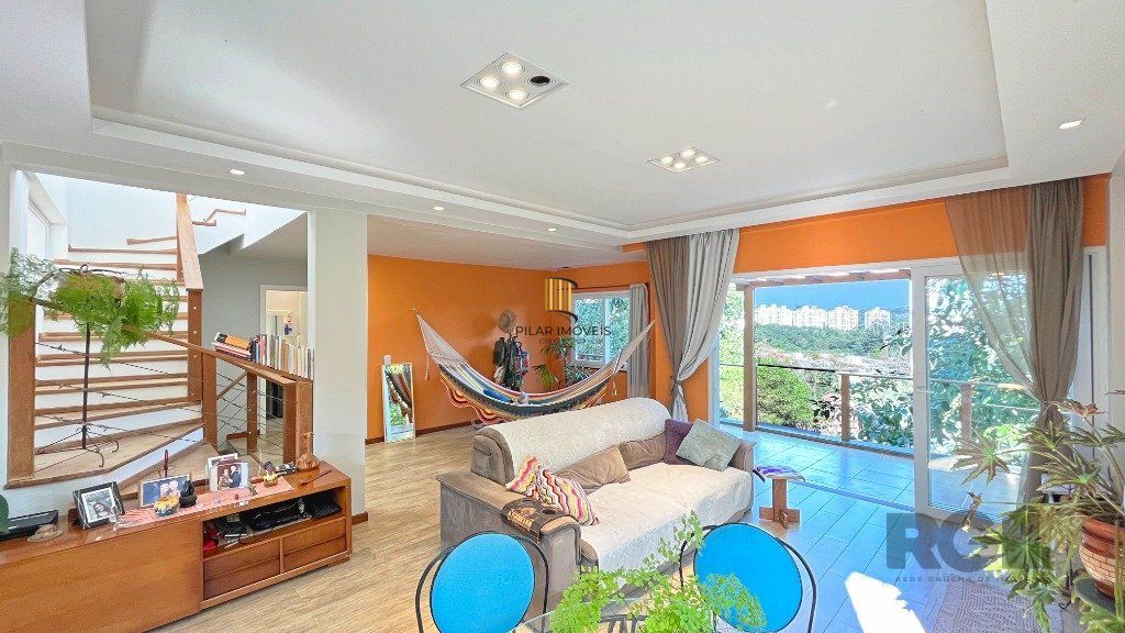 Excelente casa 03 dormitórios sendo 01 suíte com jacuzzi, 03 banheiros,  03 vagas, próxima a Av. Vicente Montéggia