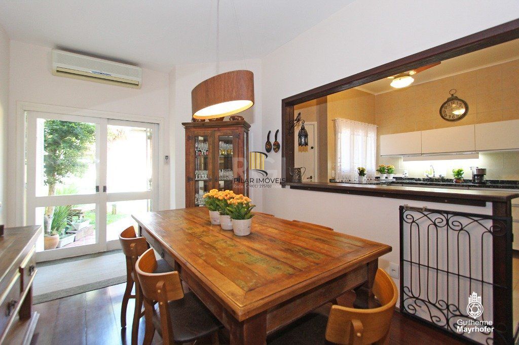 Casa para Venda - 240m², 5 dormitórios, sendo 1 suites, 3 vagas - Menino Deus