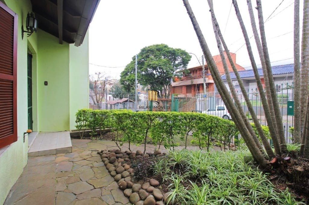 Casa de 275m² - 3 dormitórios e 3 vagas no bairro Coronel Aparício Borges