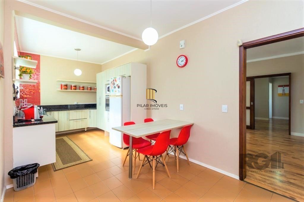Casa de 380m², bairro Guarujá