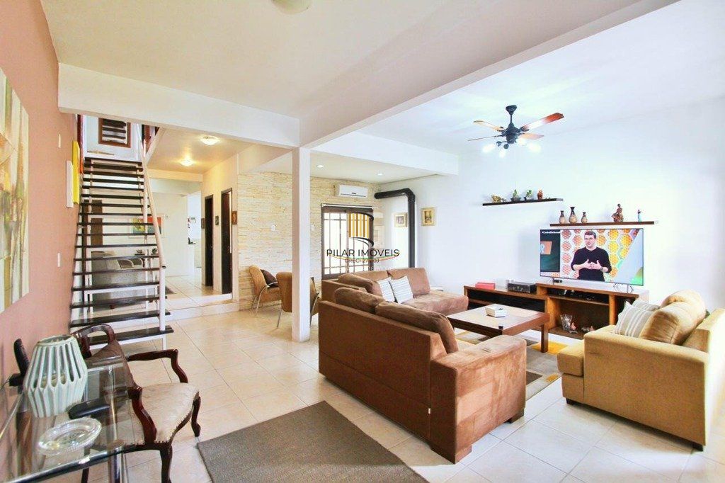 Casa para Venda - 260m², 5 dormitórios, sendo 2 suites, 4 vagas - Teresópolis
