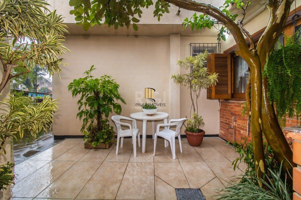 Casa de 289m² - 3 dormitórios, 1 suíte, 4 salas, churrasqueira, pátio e 4 vagas de garagem no bairro Partenon