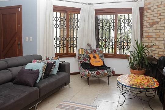 Excelente casa de 287m² com 3 dormitórios e 4 vagas.