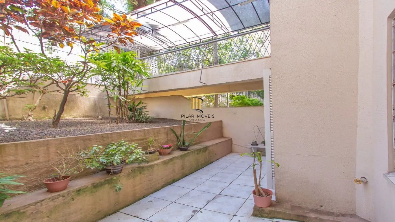 Apartamento com 3 dormitórios e 99m² à venda em Petrópolis.