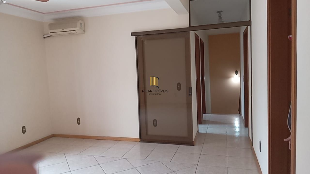 Casa 03 dormitórios, com páteo