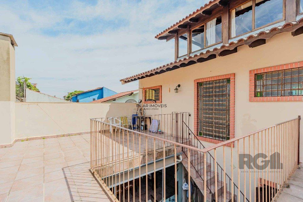 Casa com 234m², 3 dormitórios, 3 vagas no bairro Partenon