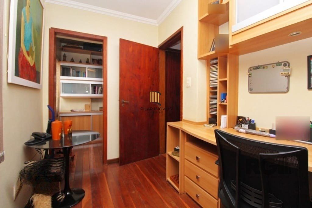 Casa de 275m² - 3 dormitórios e 3 vagas no bairro Coronel Aparício Borges
