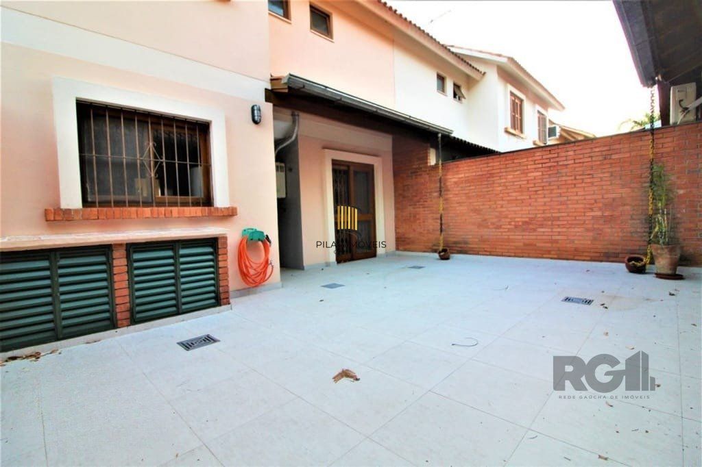 Casa em condomínio 111m² - 3 dormitórios sendo 1 suíte e 4 vagas no bairro Espirito Santo