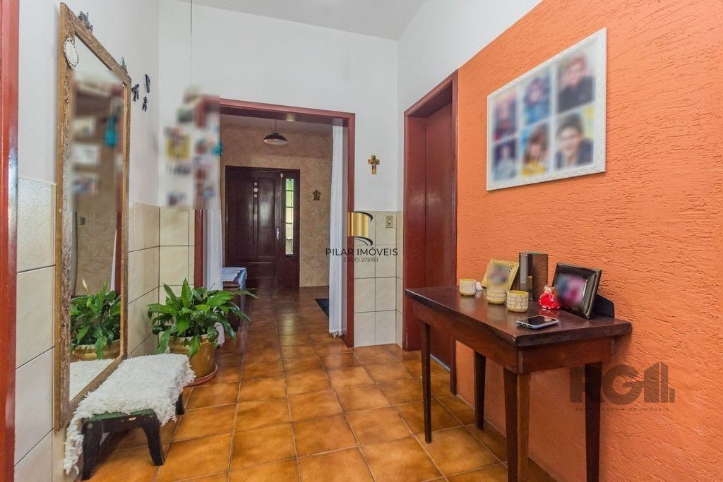 Sobrado de 215m² - 4 dormitórios, 5 vagas no bairro Passo das Pedras