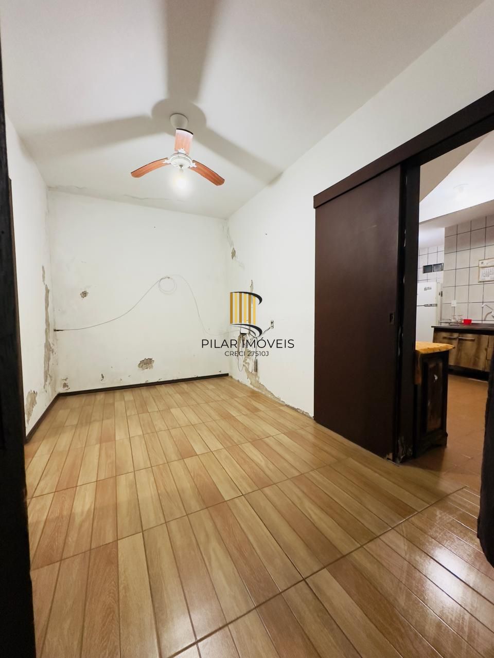 EXCELENTE OPORTUNIDADE DE NEGÓCIO, para Locar ou Morar com a Família. Terreno de 11,00 x 17,60 Com 01 sobrado de 3 dormitório... E outra em madeira 2 dormitórios.